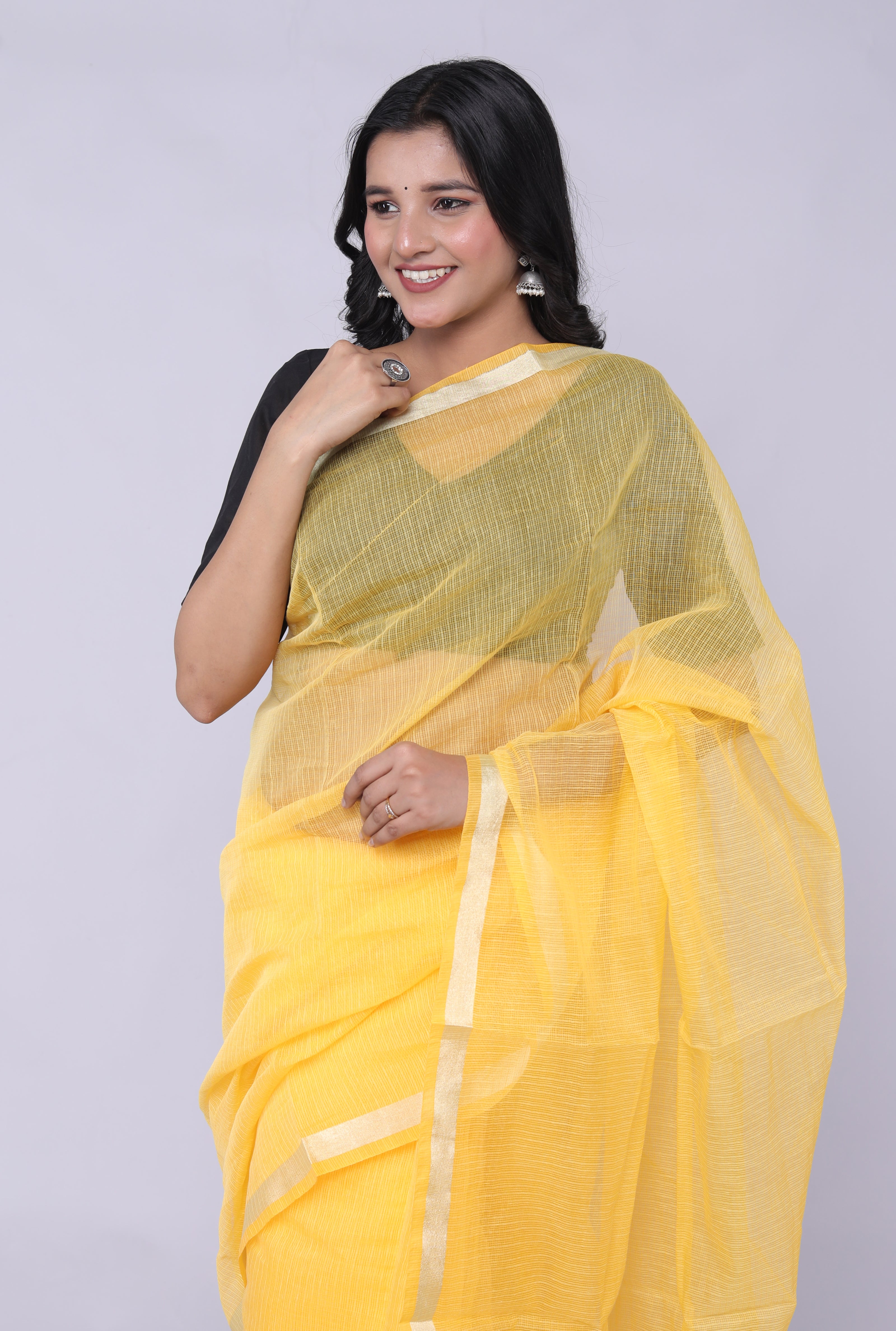 ರಾಜ್ಗ್ಲೋಬಲ್ ಕೋಟ ಡೋರಿಯಾ ಗೋಟಾ ಪಟ್ಟಿ ಸೀರೆ, ಹೊಲಿಯದ ಬ್ಲೌಸ್ ಹಳದಿ ಬಣ್ಣದೊಂದಿಗೆ