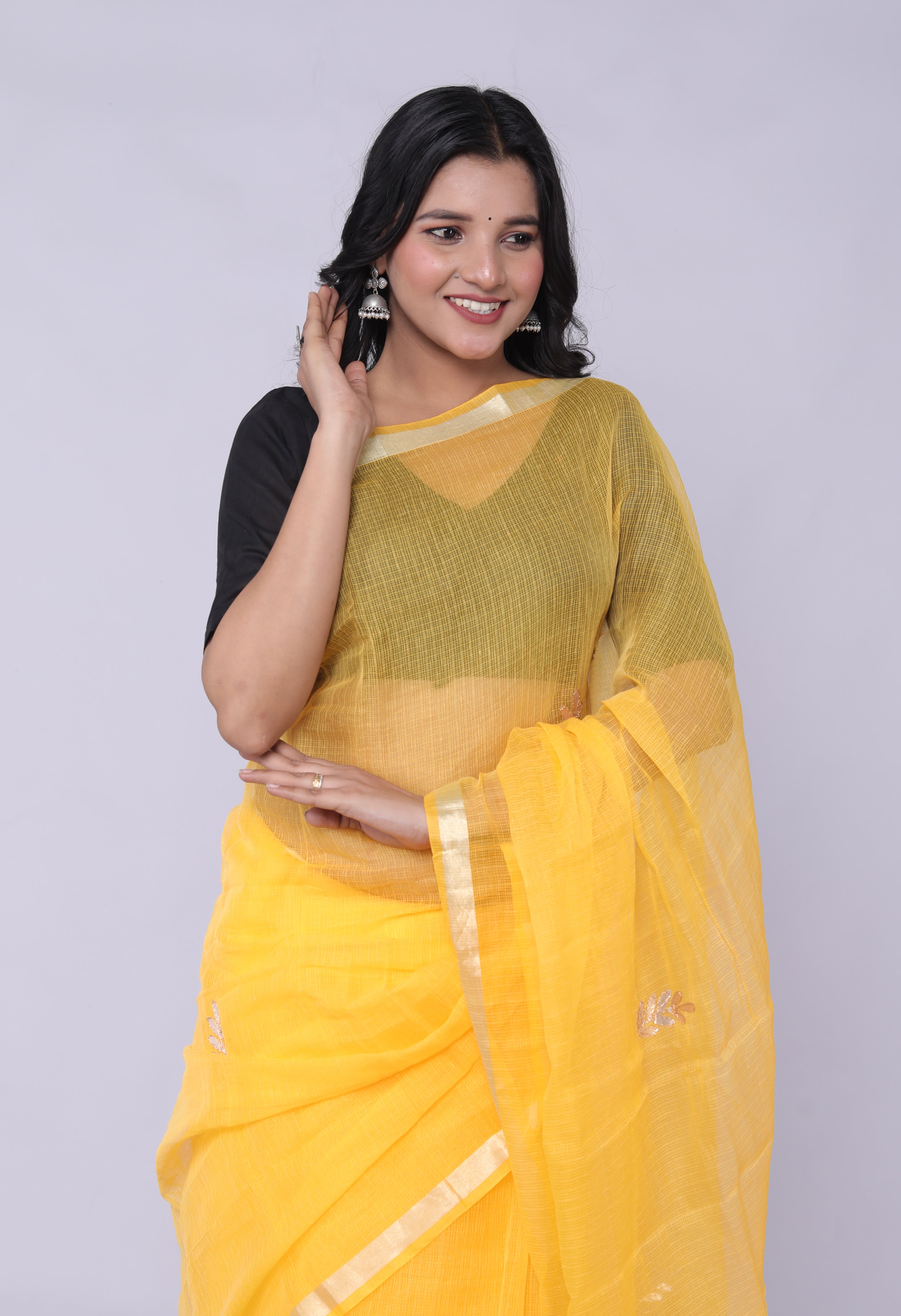ರಾಜ್ಗ್ಲೋಬಲ್ ಕೋಟ ಡೋರಿಯಾ ಗೋಟಾ ಪಟ್ಟಿ ಸೀರೆ, ಹೊಲಿಯದ ಬ್ಲೌಸ್ ಹಳದಿ ಬಣ್ಣದೊಂದಿಗೆ