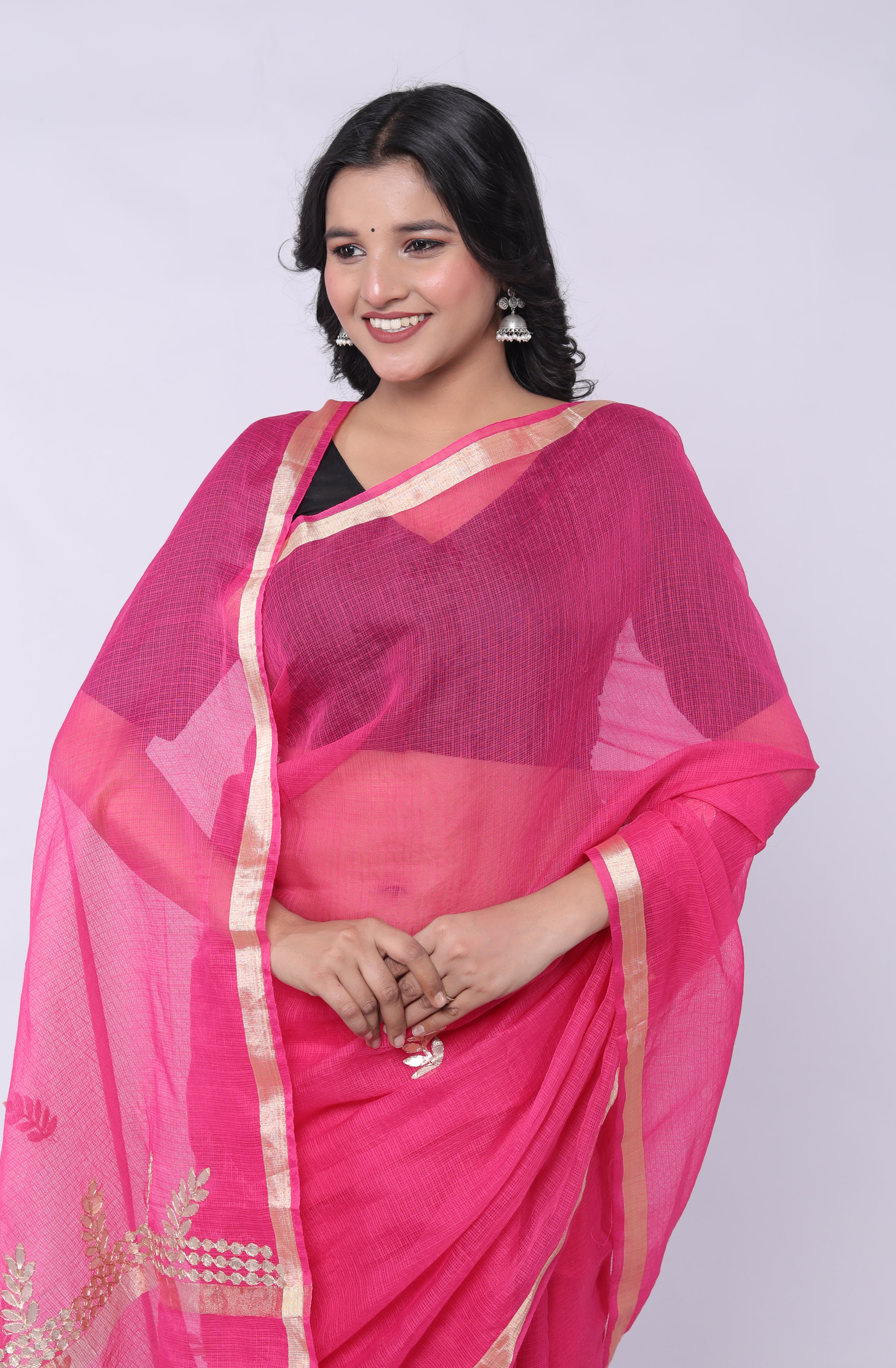 ರಾಜ್ಗ್ಲೋಬಲ್ ಕೋಟ ಡೋರಿಯಾ ಗೋಟಾ ಪಟ್ಟಿ ಸೀರೆ, ಹೊಲಿಯದ ಬ್ಲೌಸ್ ಹಳದಿ ಬಣ್ಣದೊಂದಿಗೆ