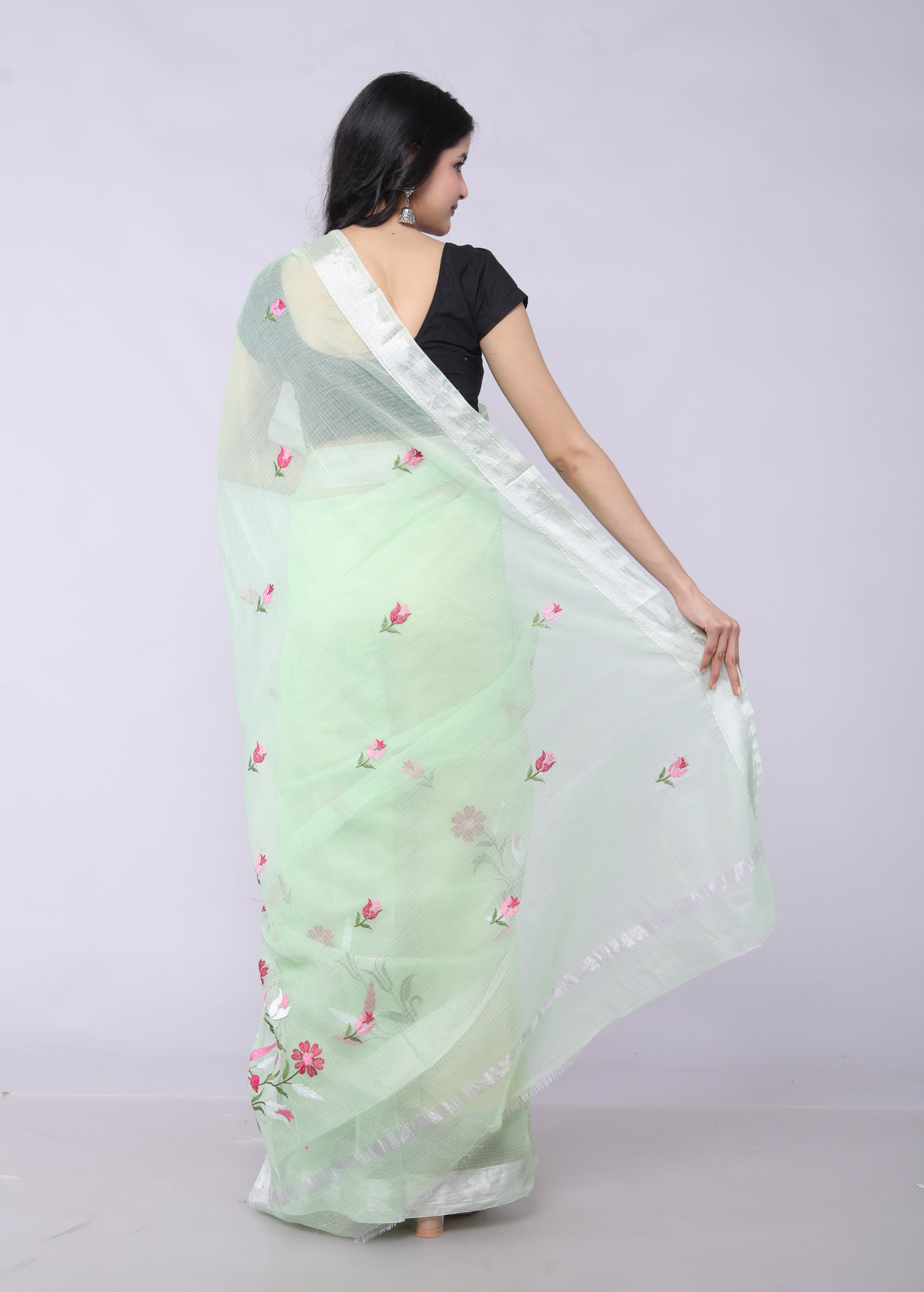 ರಾಜ್ಗ್ಲೋಬಲ್ ಸ್ವಯಂ ವಿನ್ಯಾಸದ ಕಸೂತಿ ಕೋಟಾ ಡೋರಿಯಾ ಕಾಟನ್ ಬ್ಲೆಂಡ್ ಸೀರೆ ಮತ್ತು ಹೊಲಿಯದ ಬ್ಲೌಸ್ ತಿಳಿ ಹಸಿರು