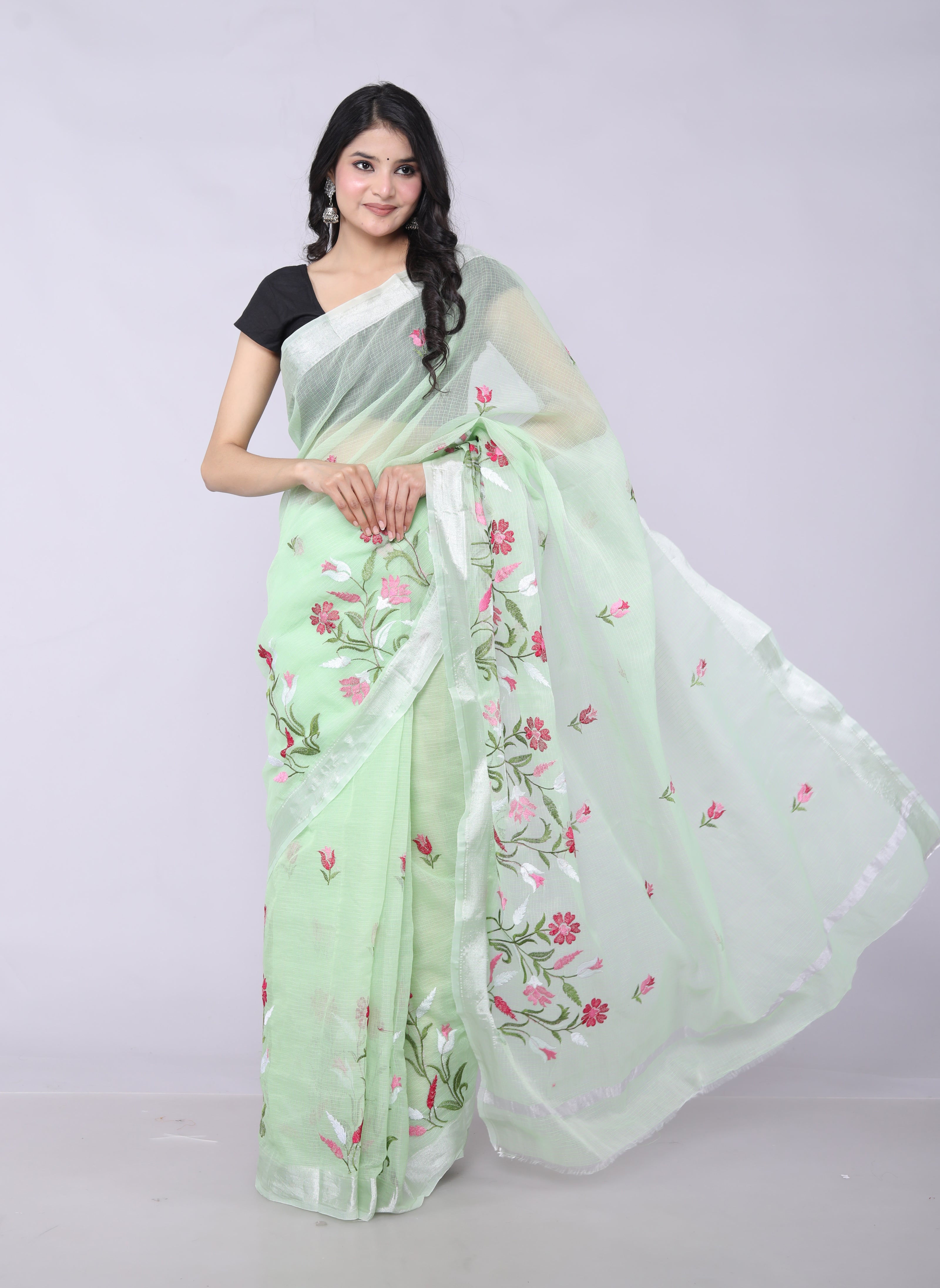 ರಾಜ್ಗ್ಲೋಬಲ್ ಸ್ವಯಂ ವಿನ್ಯಾಸದ ಕಸೂತಿ ಕೋಟಾ ಡೋರಿಯಾ ಕಾಟನ್ ಬ್ಲೆಂಡ್ ಸೀರೆ ಮತ್ತು ಹೊಲಿಯದ ಬ್ಲೌಸ್ ತಿಳಿ ಹಸಿರು