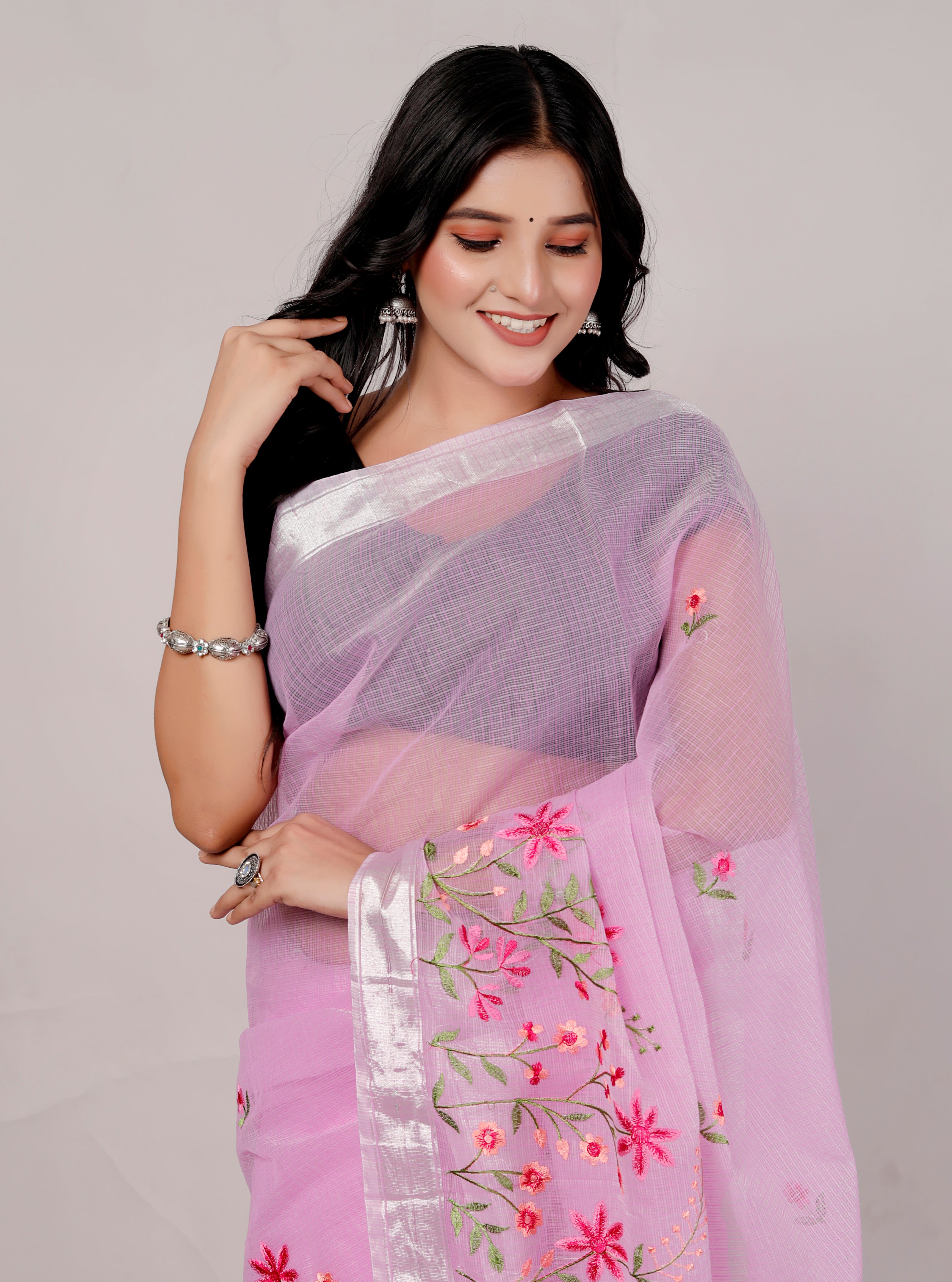 ರಾಜ್ಗ್ಲೋಬಲ್ ಸ್ವಯಂ ವಿನ್ಯಾಸದ ಕಸೂತಿ ಕೋಟಾ ಡೋರಿಯಾ ಕಾಟನ್ ಬ್ಲೆಂಡ್ ಸೀರೆ ಹೊಲಿಗೆ ಹಾಕದ ಬ್ಲೌಸ್ನೊಂದಿಗೆ ಫಿರೋಜಿ_ರೆಡ್