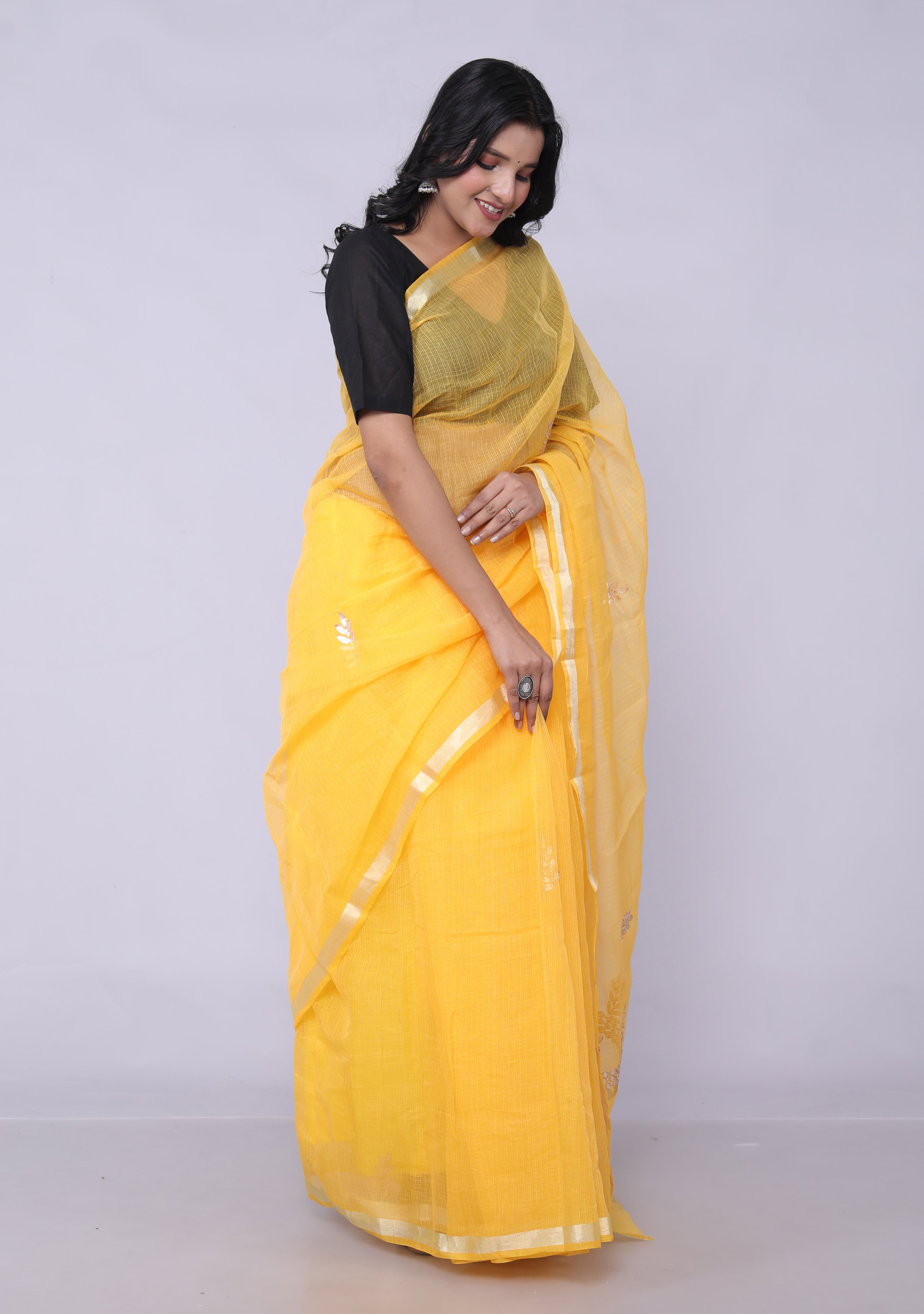 ರಾಜ್ಗ್ಲೋಬಲ್ ಕೋಟ ಡೋರಿಯಾ ಗೋಟಾ ಪಟ್ಟಿ ಸೀರೆ, ಹೊಲಿಯದ ಬ್ಲೌಸ್ ಹಳದಿ ಬಣ್ಣದೊಂದಿಗೆ