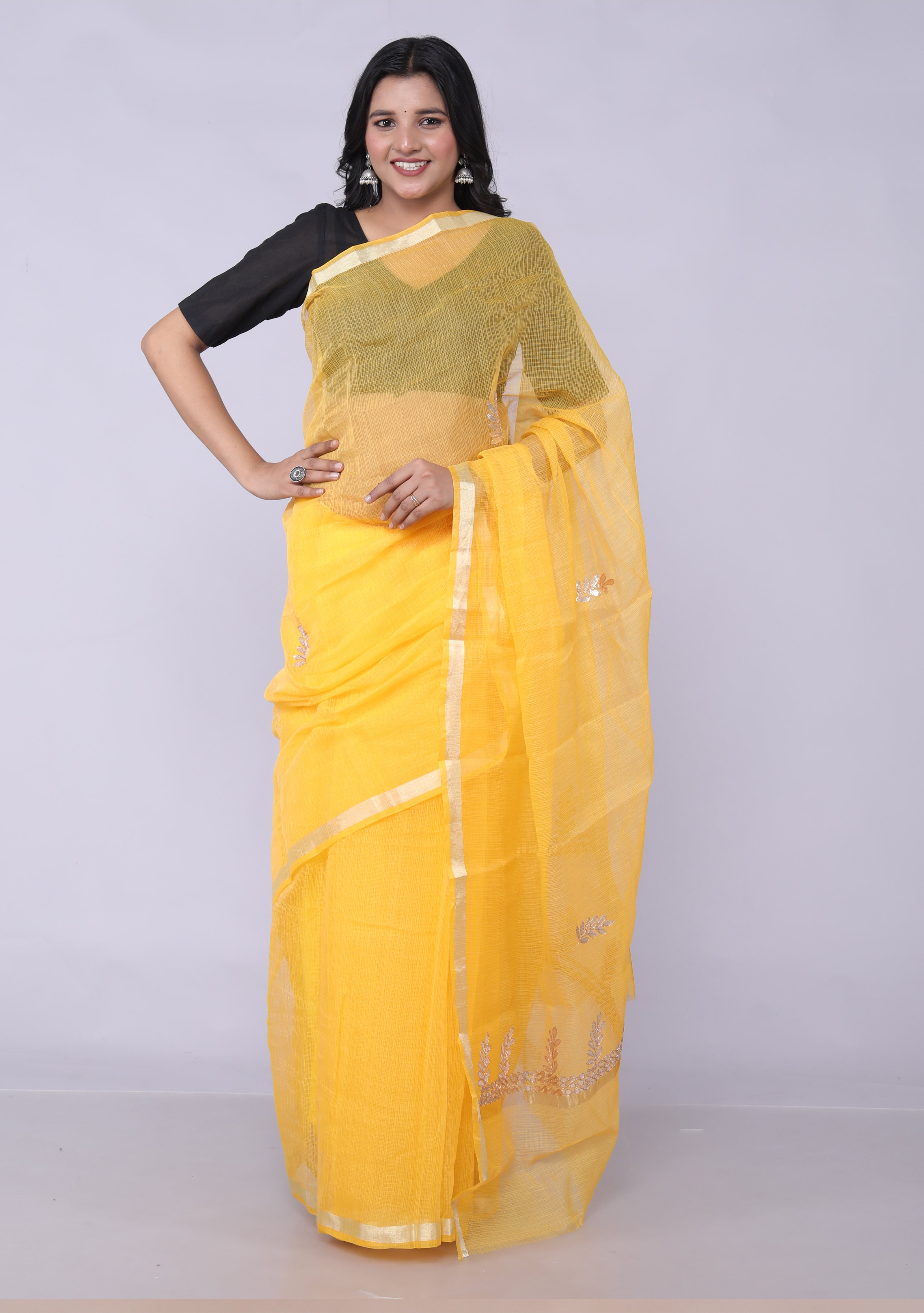 ರಾಜ್ಗ್ಲೋಬಲ್ ಕೋಟ ಡೋರಿಯಾ ಗೋಟಾ ಪಟ್ಟಿ ಸೀರೆ, ಹೊಲಿಯದ ಬ್ಲೌಸ್ ಹಳದಿ ಬಣ್ಣದೊಂದಿಗೆ
