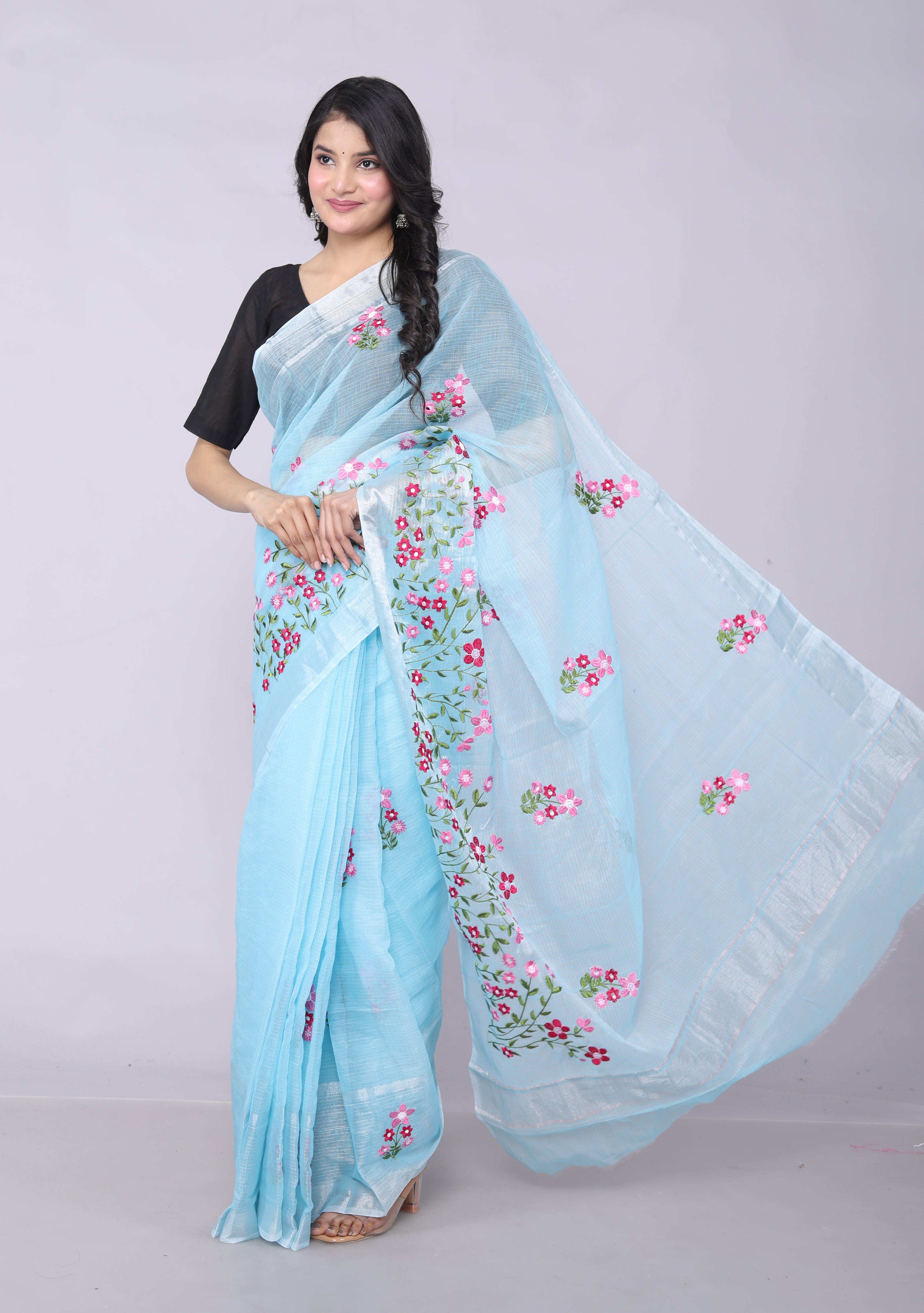 ರಾಜ್ಗ್ಲೋಬಲ್ ಸ್ವಯಂ ವಿನ್ಯಾಸದ ಕಸೂತಿ ಕೋಟಾ ಡೋರಿಯಾ ಕಾಟನ್ ಬ್ಲೆಂಡ್ ಸೀರೆ ಹೊಲಿಗೆ ಹಾಕದ ಬ್ಲೌಸ್ನೊಂದಿಗೆ ಆಕಾಶ ನೀಲಿ ವಿನ್ಯಾಸ 11