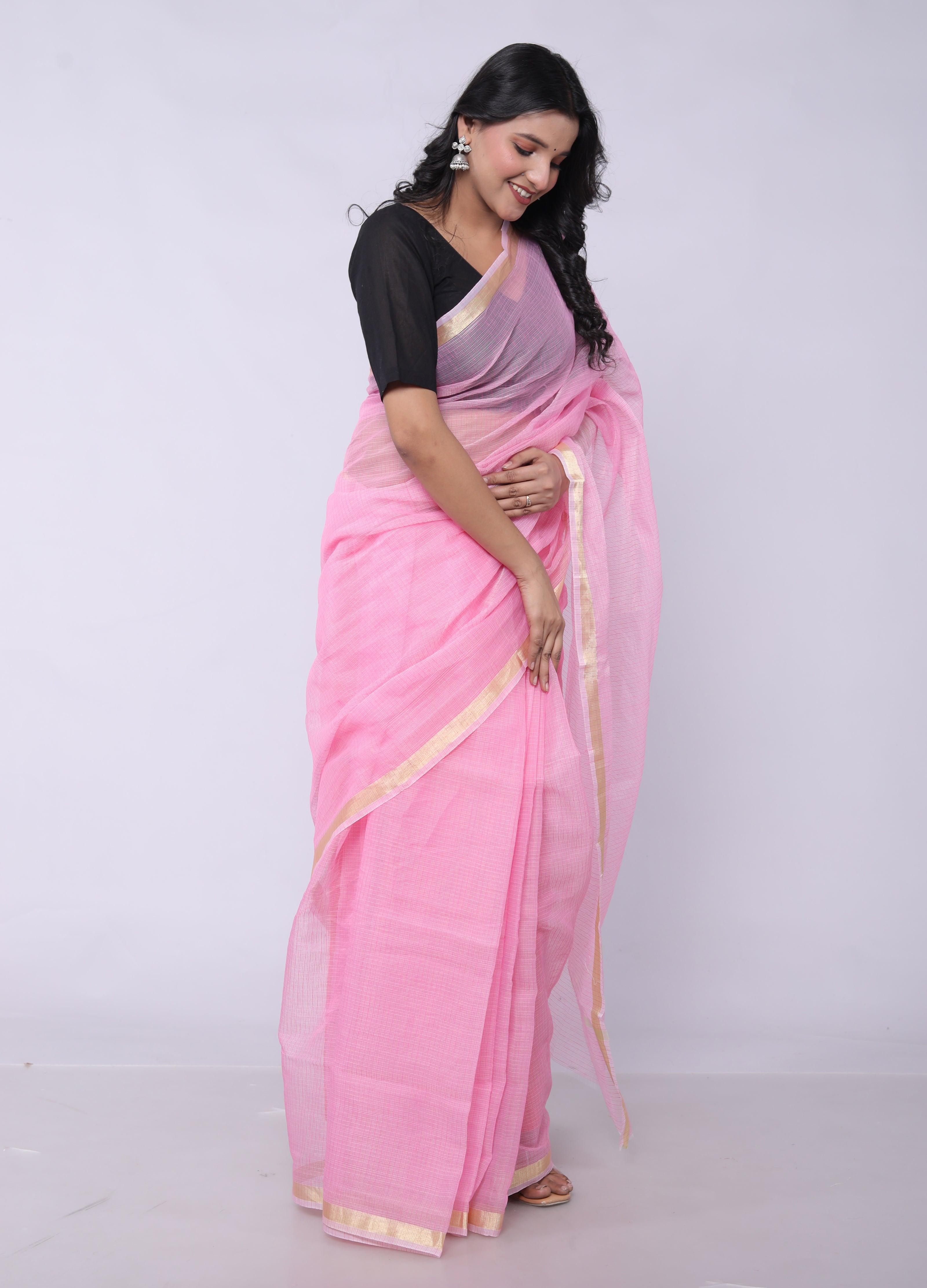 ರಾಜ್‌ಗ್ಲೋಬಲ್ ಮಹಿಳೆಯರ ಪ್ಲೇನ್ ಕೋಟಾ ಡೋರಿಯಾ ಕಾಟನ್ ಬ್ಲೆಂಡ್ ಸೀರೆ ಜೊತೆಗೆ ಸ್ಟಿಚ್ ಮಾಡದ ಬ್ಲೌಸ್ ಪೀಸ್ ಬ್ರೈಟ್ ಜರಿ 